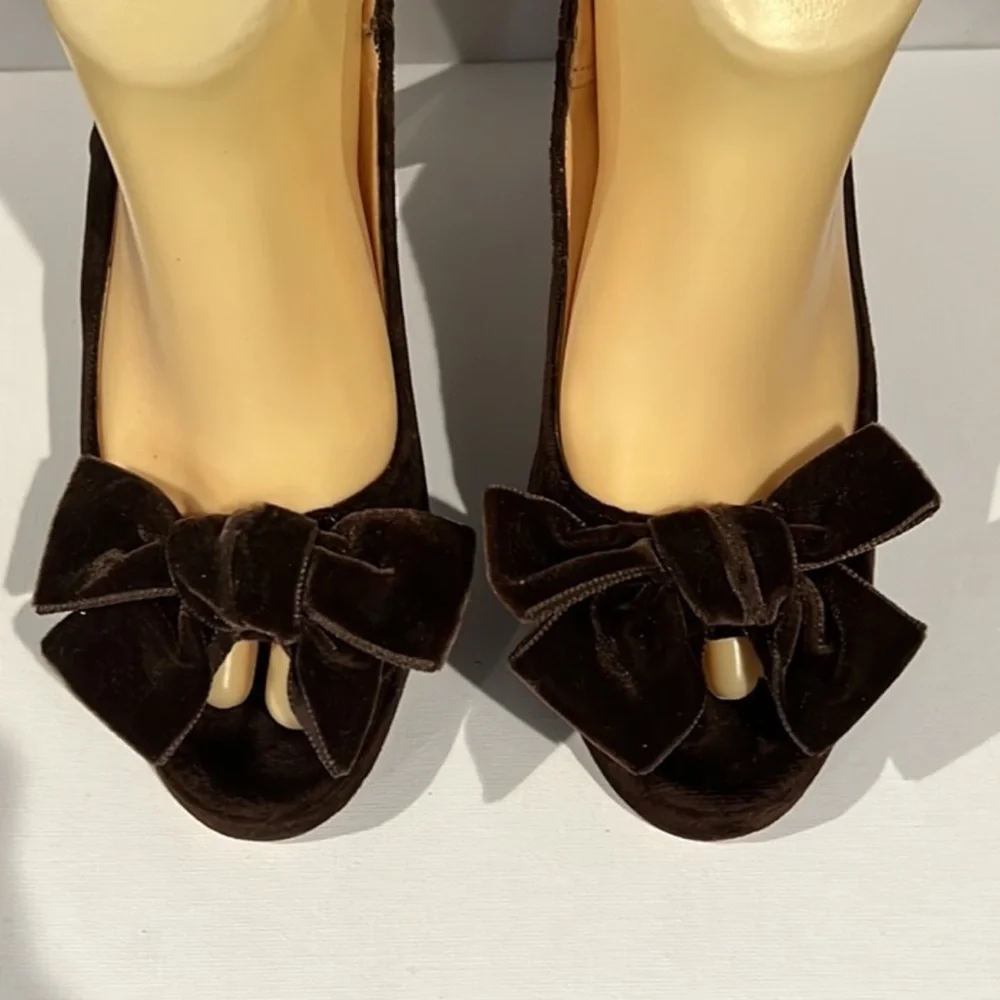 Authentic Bettye Muller designer brown velour bow pumps heels sz 8